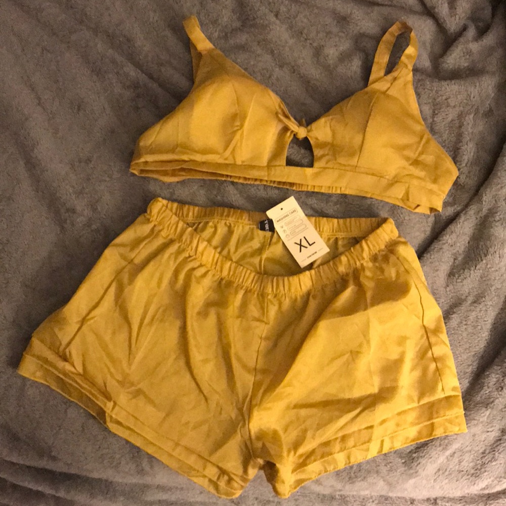 2 piece set. High waist shorts and crop top